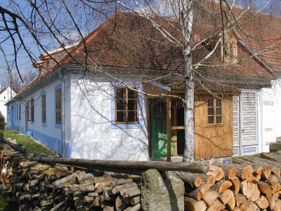U kamenného stolu